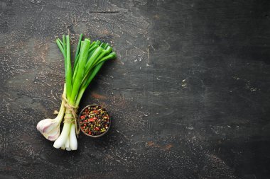 Eski arka planda taze yeşil soğan, biber ve baharat. Üst te. metniniz için boş alan.