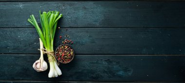 Eski arka planda taze yeşil soğan, biber ve baharat. Üst te. metniniz için boş alan.