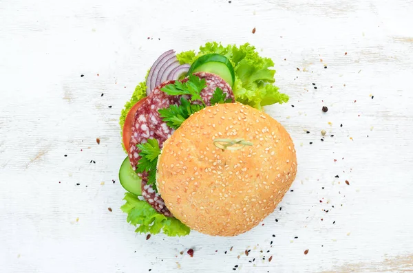 Burger Salami Rajčaty Cibulí Snídaně Pohled Shora Volné Místo Pro — Stock fotografie