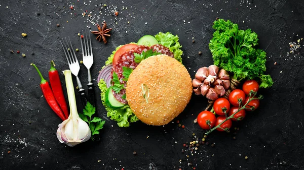 Hambúrguer Com Salame Tomate Cebola Pequeno Almoço Vista Superior Espaço — Fotografia de Stock