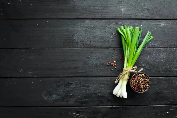 Eski arka planda taze yeşil soğan, biber ve baharat. Üst te. metniniz için boş alan.