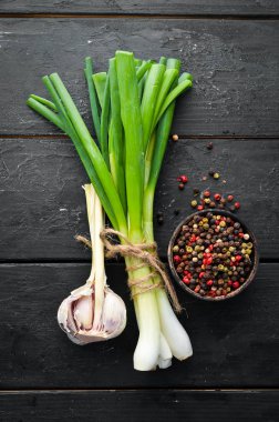 Eski arka planda taze yeşil soğan, biber ve baharat. Üst te. metniniz için boş alan.