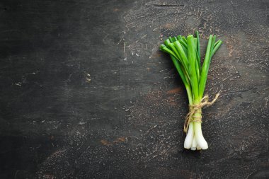 Eski arka planda taze yeşil soğan. Üst te. metniniz için boş alan.