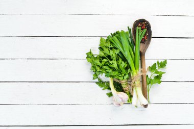 Eski arka planda taze baharatlar ve otlar. Soğan, biber, sarımsak. Üst te. metin.otlar, gıda, taze, arka plan, kekik, baharat, ot, rustik, mutfak, ahşap, masa, bitkisel, yeşil, bahçe, madde, yemek, biberiye, ahşap için boş alan,