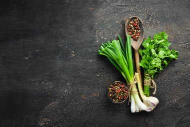 Eski arka planda taze baharatlar ve otlar. Soğan, biber, sarımsak. Üst te. metin.otlar, gıda, taze, arka plan, kekik, baharat, ot, rustik, mutfak, ahşap, masa, bitkisel, yeşil, bahçe, madde, yemek, biberiye, ahşap için boş alan,