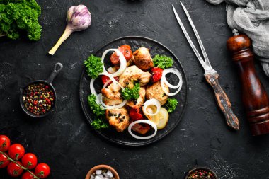 bir tabakta tavuk kebap. Soğan ve domates ile pişmiş et. Barbekü. Üst te. Metniniz için boş alan. Rustik stil.