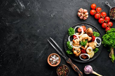 bir tabakta tavuk kebap. Soğan ve domates ile pişmiş et. Barbekü. Üst te. Metniniz için boş alan. Rustik stil.