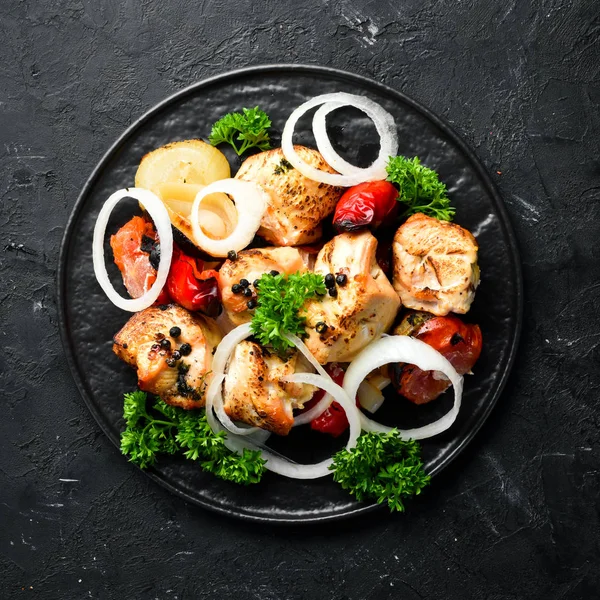 Hühnerspieß Einem Teller Gebackenes Fleisch Mit Zwiebeln Und Tomaten Grillen — Stockfoto