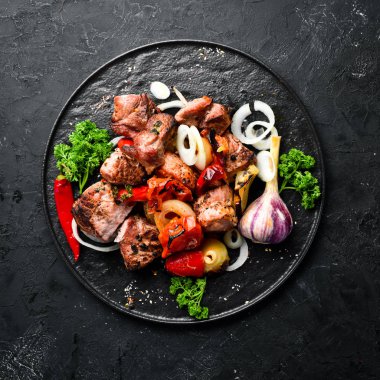 Tabakta kebap. Soğan ve domates ile pişmiş et. Barbekü. Üst te. Metniniz için boş alan. Rustik stil.