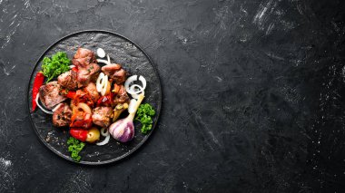 Tabakta kebap. Soğan ve domates ile pişmiş et. Barbekü. Üst te. Metniniz için boş alan. Rustik stil.