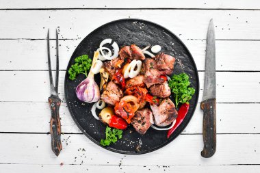 Tabakta kebap. Soğan ve domates ile pişmiş et. Barbekü. Üst te. Metniniz için boş alan. Rustik stil.