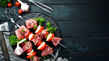 Çiğ domuz şiş kebap. Sebze ve baharatile barbekü et. Üst te. Metniniz için boş alan. Rustik stil.