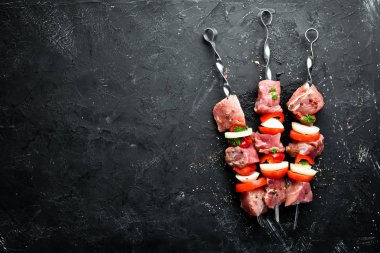 Çiğ domuz şiş kebap. Sebze ve baharatile barbekü et. Üst te. Metniniz için boş alan. Rustik stil.
