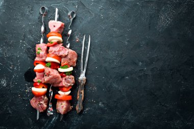 Çiğ domuz şiş kebap. Sebze ve baharatile barbekü et. Üst te. Metniniz için boş alan. Rustik stil.