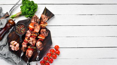 Soğan ve domates ile domuz şiş kebap. Barbekü. Üst te. Metniniz için boş alan. Rustik stil.