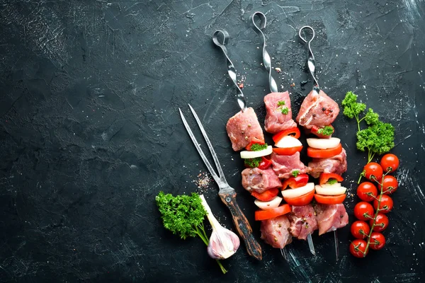 Nyers Sertés Shish Kebab Grill Hús Zöldségek Fűszerek Felülnézet Szabad — Stock Fotó
