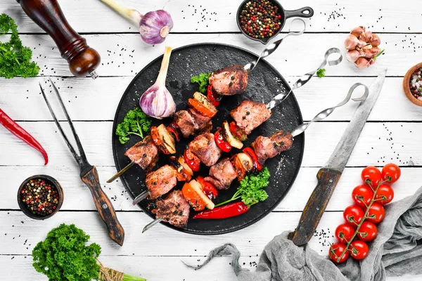 Sertés Shish Kebab Hagymával Paradicsommal Grill Felülnézet Szabad Hely Szövegnek — Stock Fotó