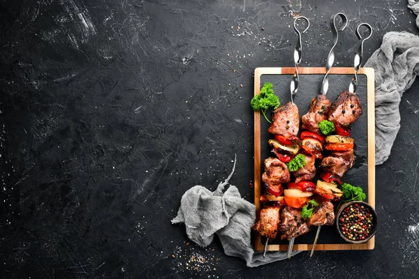 Shish Kebab Carne Barbecue Con Cipolle Pomodori Uno Sfondo Nero — Foto Stock
