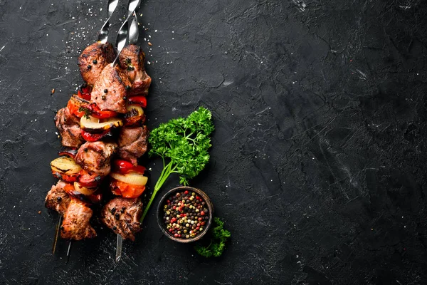 Shish Kebab Carne Barbecue Con Cipolle Pomodori Uno Sfondo Nero — Foto Stock