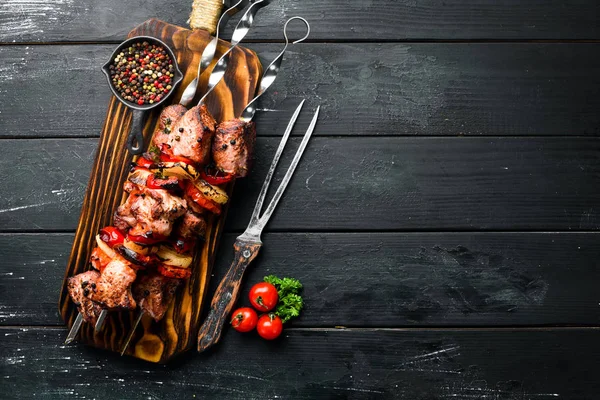 Shish Kebab Grill Hús Hagymával Paradicsommal Fekete Alapon Felülnézet Szabad — Stock Fotó