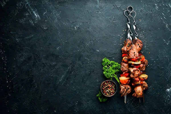 Shish Kebab Grill Hús Hagymával Paradicsommal Fekete Alapon Felülnézet Szabad — Stock Fotó