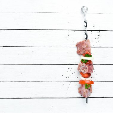 sebze ve baharat ile çiğ barbekü et. Üst te. Metniniz için boş alan. Rustik stil.