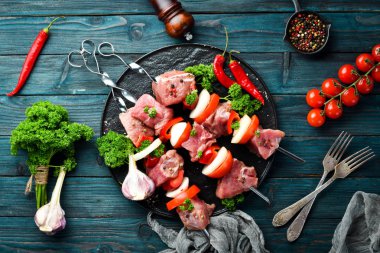 sebze ve baharat ile çiğ barbekü et. Üst te. Metniniz için boş alan. Rustik stil.