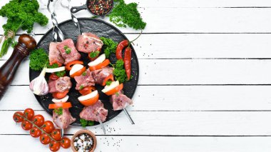 sebze ve baharat ile çiğ barbekü et. Üst te. Metniniz için boş alan. Rustik stil.