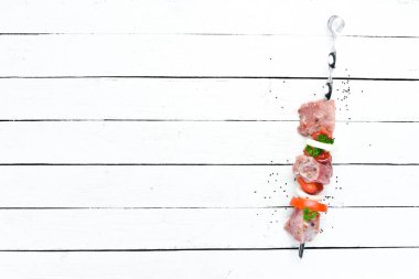 sebze ve baharat ile çiğ barbekü et. Üst te. Metniniz için boş alan. Rustik stil.