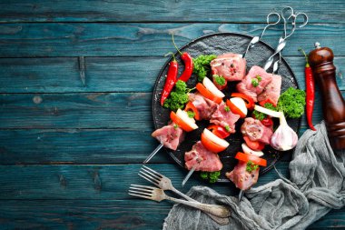 sebze ve baharat ile çiğ barbekü et. Üst te. Metniniz için boş alan. Rustik stil.