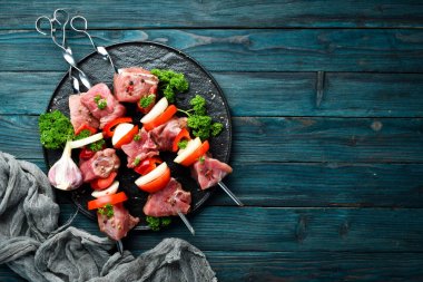 sebze ve baharat ile çiğ barbekü et. Üst te. Metniniz için boş alan. Rustik stil.