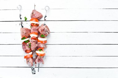 sebze ve baharat ile çiğ barbekü et. Üst te. Metniniz için boş alan. Rustik stil.