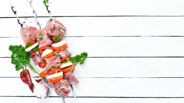 sebze ve baharat ile çiğ barbekü et. Üst te. Metniniz için boş alan. Rustik stil.