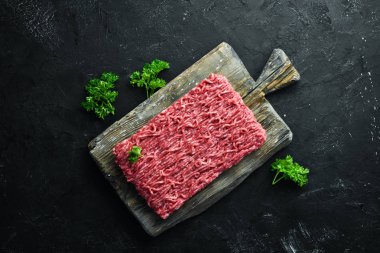 Kıyma. Et ve baharatlar eski masada. Üst te. Metniniz için boş alan.