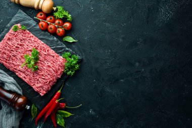 Kıyma. Et ve baharatlar eski masada. Üst te. Metniniz için boş alan.