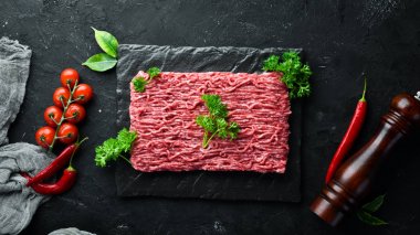 Kıyma. Et ve baharatlar eski masada. Üst te. Metniniz için boş alan.