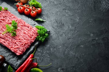 Kıyma. Et ve baharatlar eski masada. Üst te. Metniniz için boş alan.