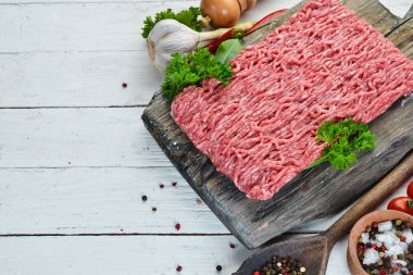 Kıyma. Et ve baharatlar eski masada. Üst te. Metniniz için boş alan.