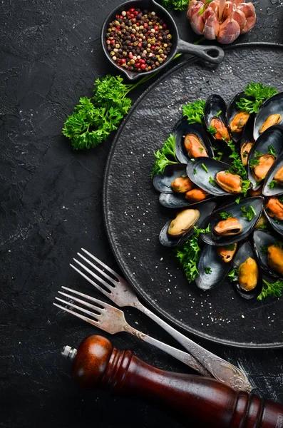 Boiled Mussels Parsley Spices Black Plate Top View Free Space — Stock Photo, Image