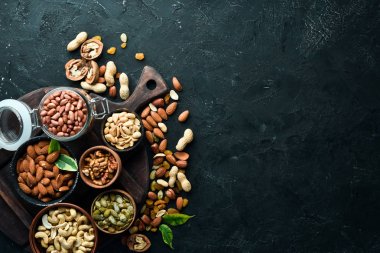 Eski siyah arka plan üzerinde çeşitli fındık. Üst te. Metniniz için boş alan.