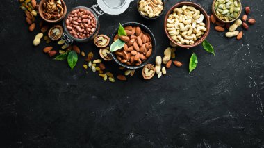 Eski siyah arka plan üzerinde çeşitli fındık. Üst te. Metniniz için boş alan.