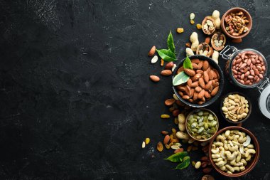 Eski siyah arka plan üzerinde çeşitli fındık. Üst te. Metniniz için boş alan.