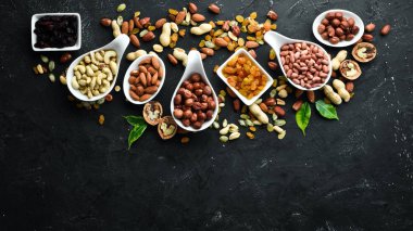 Eski siyah arka plan üzerinde çeşitli fındık. Üst te. Metniniz için boş alan.