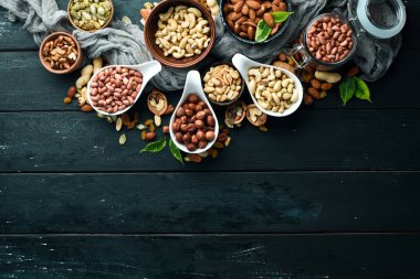 Eski siyah arka plan üzerinde çeşitli fındık. Üst te. Metniniz için boş alan.