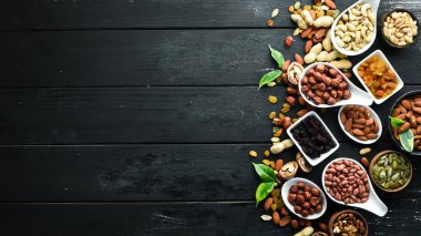 Eski siyah arka plan üzerinde çeşitli fındık. Üst te. Metniniz için boş alan.