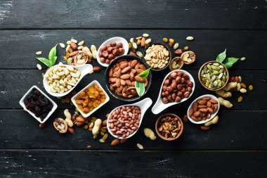 Eski siyah arka plan üzerinde çeşitli fındık. Üst te. Metniniz için boş alan.