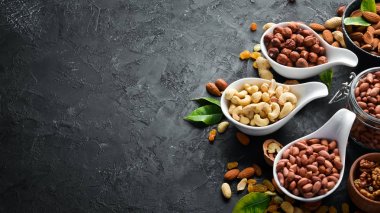 Eski siyah arka plan üzerinde çeşitli fındık. Üst te. Metniniz için boş alan.