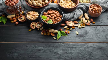 Eski siyah arka plan üzerinde çeşitli fındık. Üst te. Metniniz için boş alan.