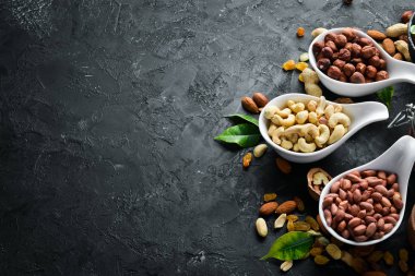 Eski siyah arka plan üzerinde çeşitli fındık. Üst te. Metniniz için boş alan.