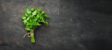 Eski arka planda taze yeşil maydanoz. Üst te. metniniz için boş alan.